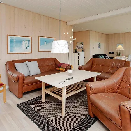 Hébergement de vacances Three-bedroom Holiday In 57 *
