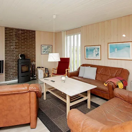 Hébergement de vacances Three-bedroom Holiday In 57